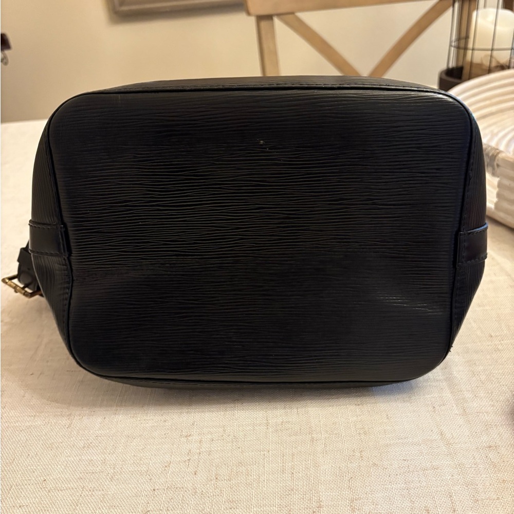 Louis Vuitton Black Shoulder Bag with Sleek Design - Picture 3 of 9